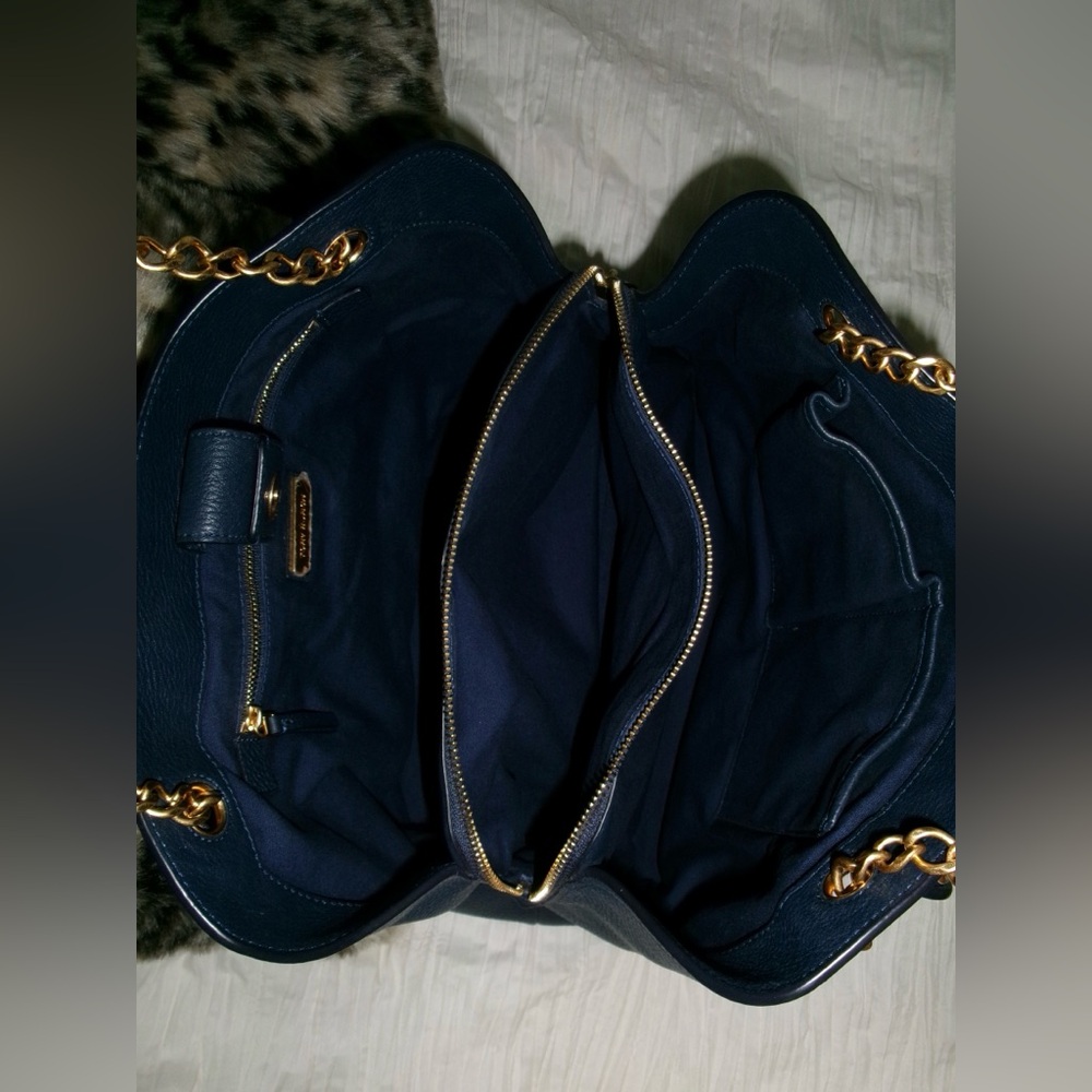 Navy blue Tory‎ Burch
Chelsea Slouchy Tote Handbag leather excellent condition - Picture 9 of 16